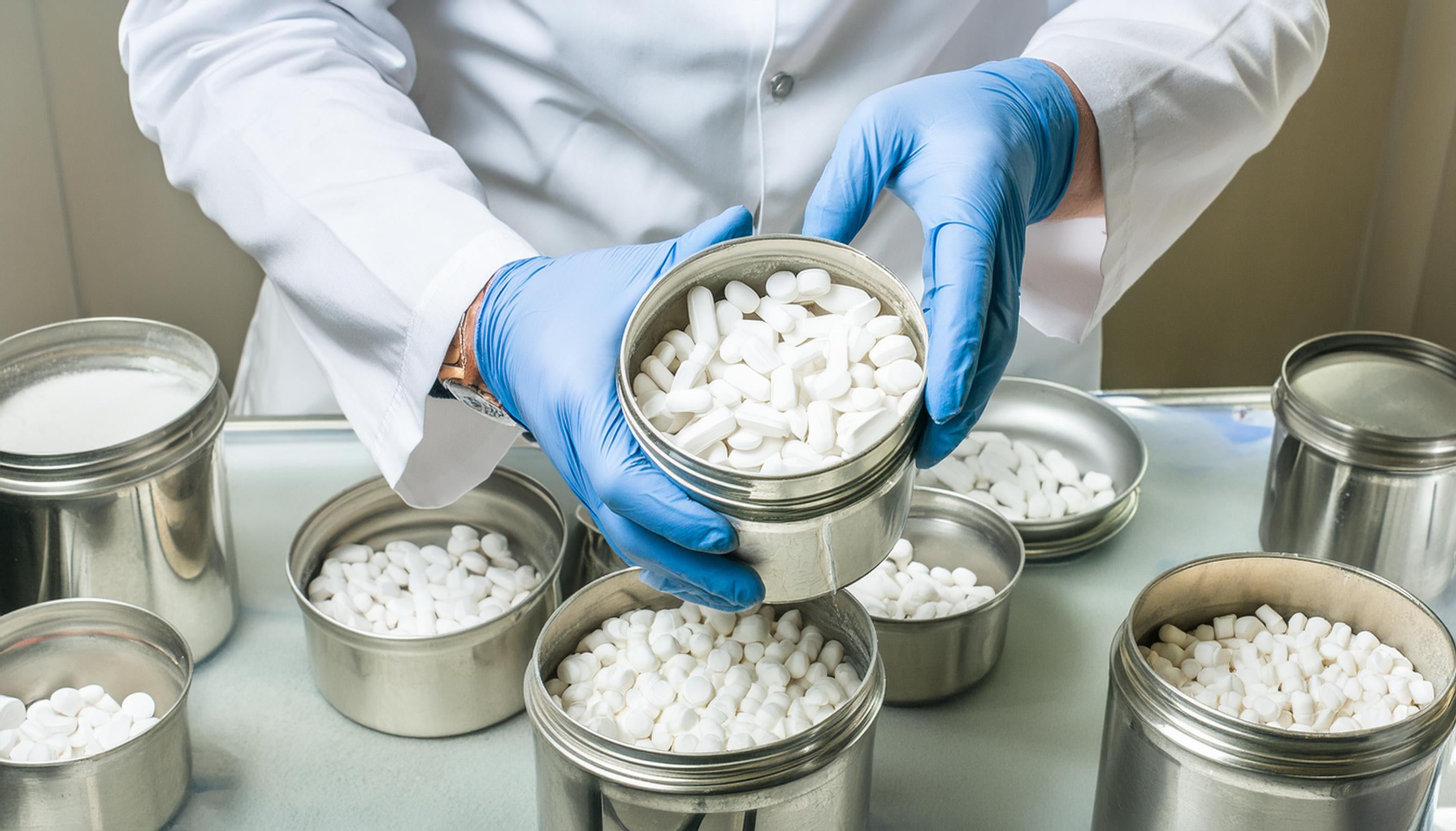 Farmacista mostra contenitori di compresse